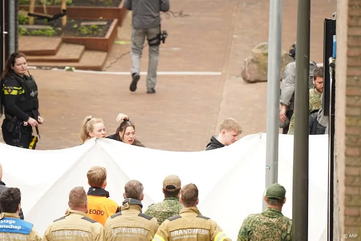 vrijgelaten gegijzelden droegen bedrijfskleding cafe