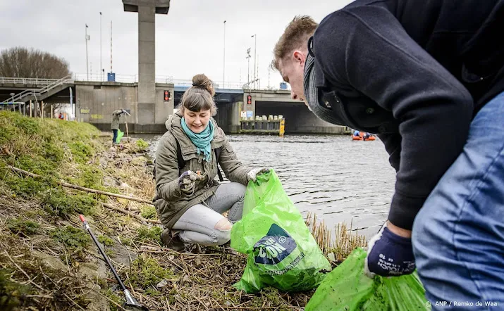 vrijwilligers de straat op om afval op te ruimen op opschoondag