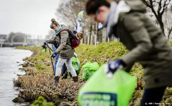 vrijwilligers maken nederland schoner op landelijke opschoondag