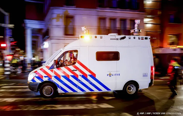 vrouw 23 aangehouden om bijten en schoppen beveiligers en agent