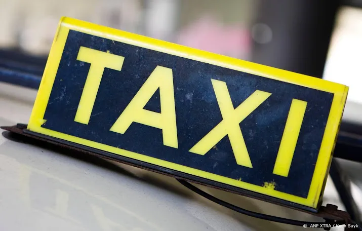vrouw 24 overleden na botsing met taxi
