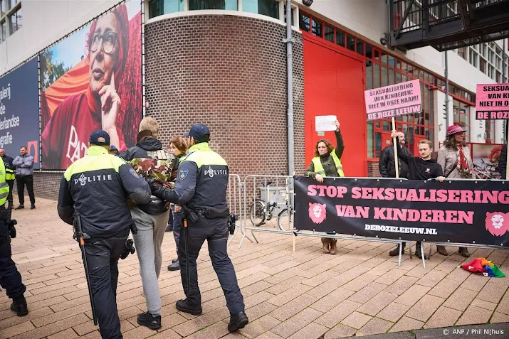 vrouw aangehouden voor opruiing rondom voorleesmiddag dragqueens