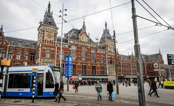 vrouw die jongetje achterliet is zijn moeder