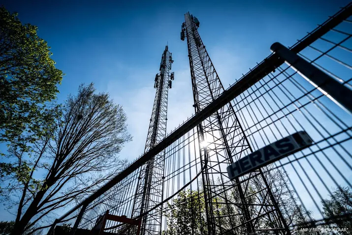 vrouw klimt bovenop zendmast in bemmel