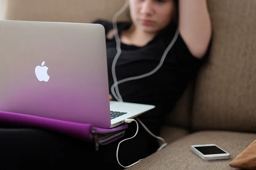 vrouw laptop