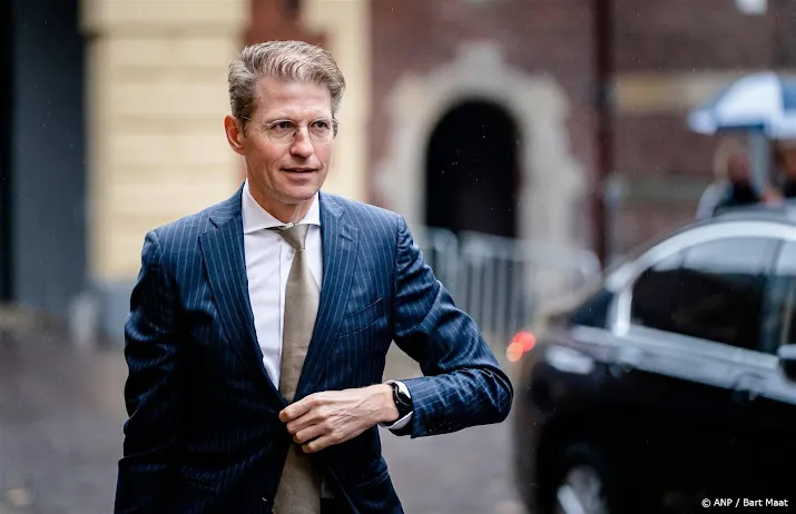vrouw ontkent vastpakken fietsende ex minister dekker voor val