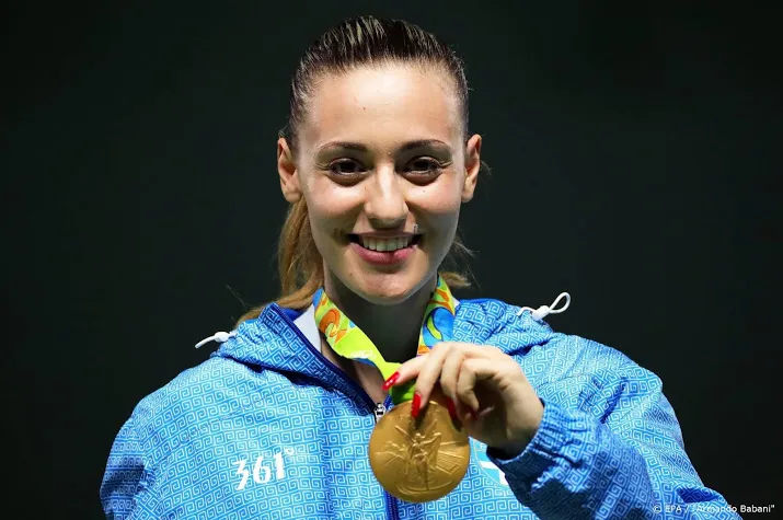 vrouw opent voor het eerst olympische fakkelestafette