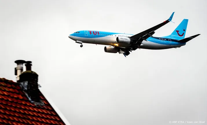 vrouw opgepakt na bommelding op tui vlucht