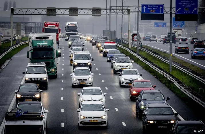 vrouw steekt na aanrijding twee keer a12 over en zorgt voor chaos