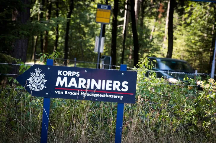 vrouwelijke marinier in spe door blessure weg