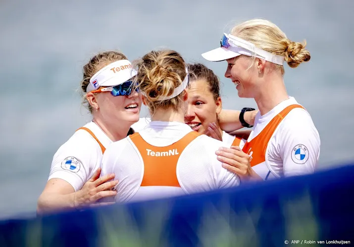 vrouwen in dubbelvier veroveren zilver op ek roeien