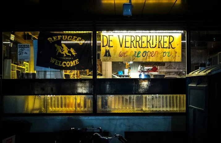 vu naar rechter om gekraakte verrekijker