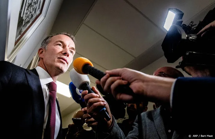 vvd zet van haga uit partij om behouden zetel