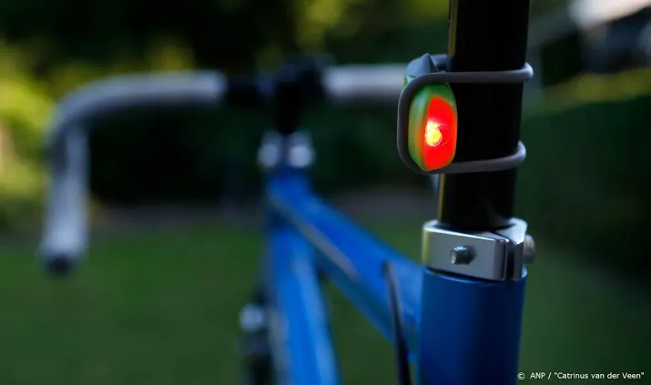 vvn en minister trappen fietslichtcampagne af