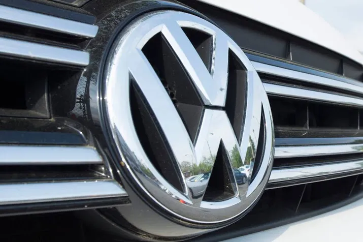 vw schakelt tandje bij met elektrisch rijden