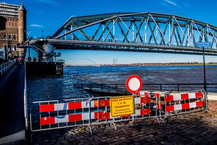 waalkade nijmegen loopt onder water