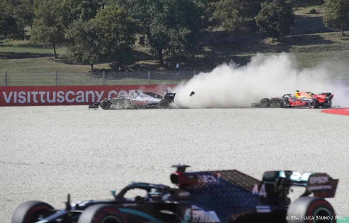 waarschuwing voor twaalf coureurs formule 1 na kettingbotsing