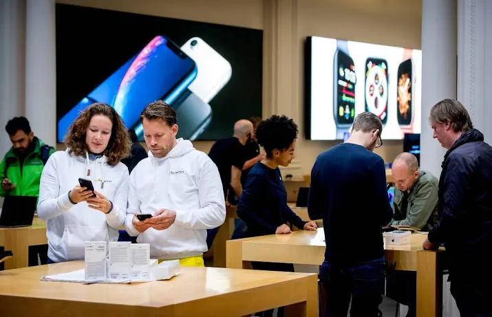 wachten in de regen op nieuwe iphone