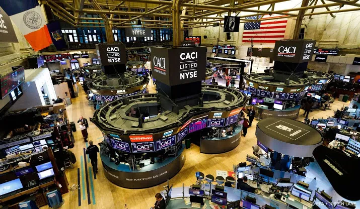 wall street houdt vast aan hoop op steunpakket