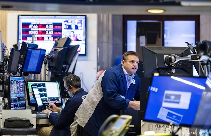 wall street kauwt na op rentebesluit fed tesla omlaag na cijfers