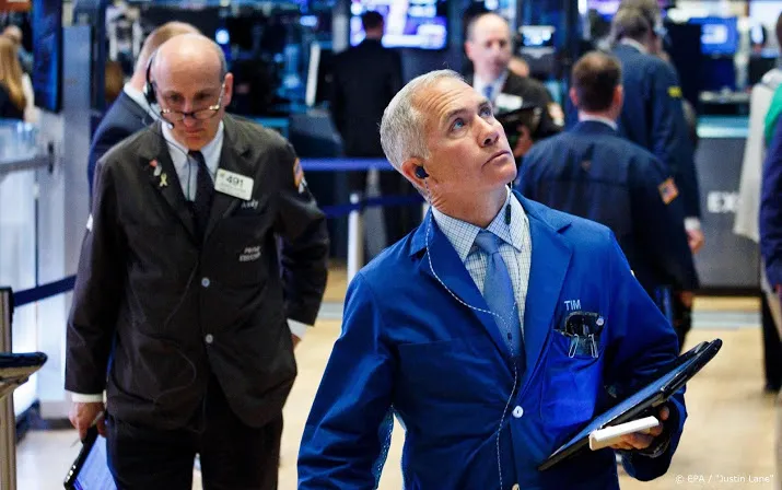wall street kleurt donkerrood door coronavrees