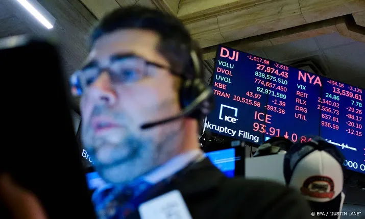 wall street opent diep in het rood