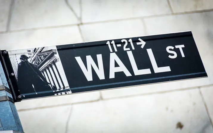 wall street opent licht hoger