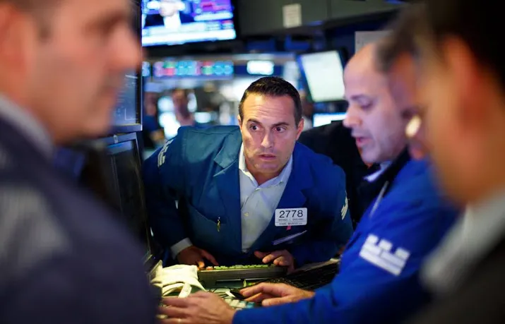 wall street opent licht lager