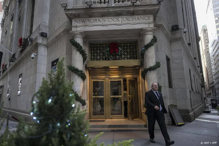 wall street schommelt rond recordniveaus na sterk beursjaar