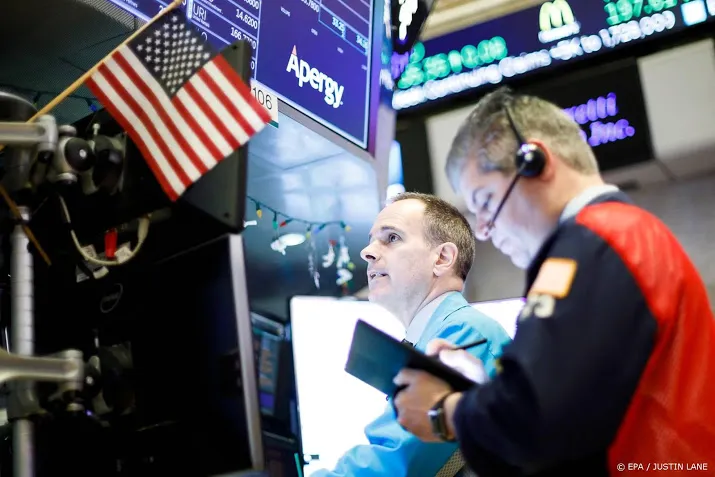 wall street sluit met groene koersenborden