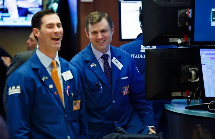 wall street toont veerkracht na banenrapport