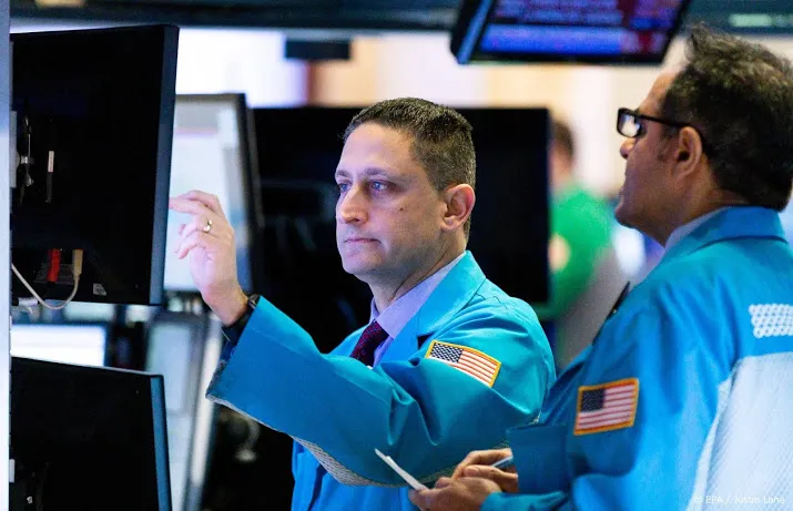 wall street trapt drukke week lager af