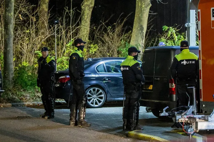 wapens en drugs gevonden bij inval satudarah