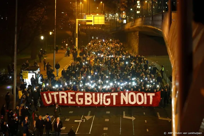 wat een machteloosheid bij die tramreizigers