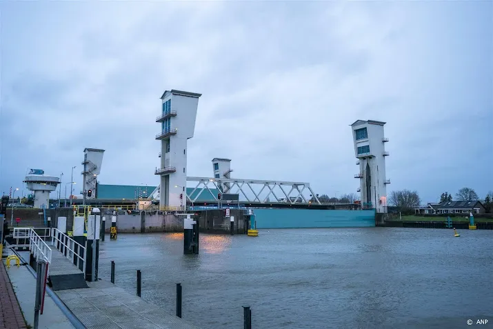 water zakt hollandsche ijsselkering en haringvlietsluizen open