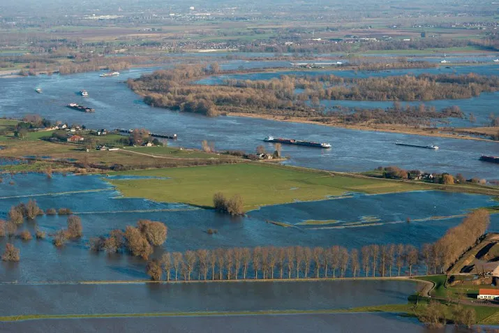 waterkenners alert op hoge waterstand rijn