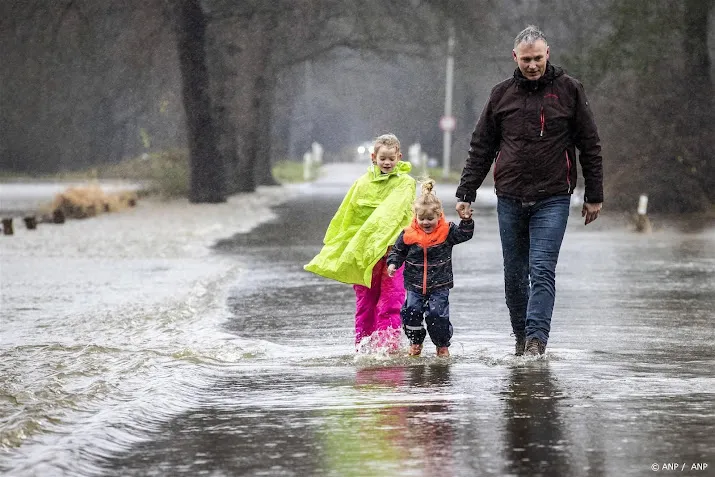 wateroverlast op veel plekken in oost en zuid nederland