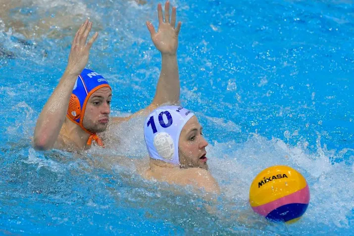 waterpoloers onderuit tegen spanje