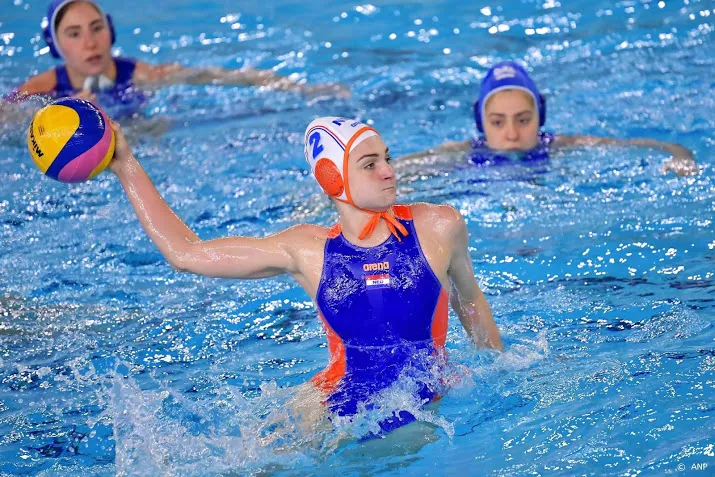 waterpoloster megens gaat haar moeder achterna
