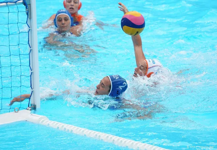 waterpolosters na strafworpen langs italie