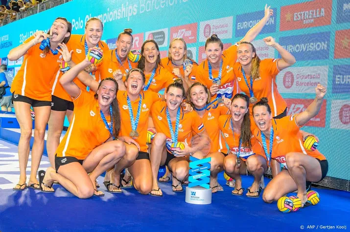 waterpolosters spelen gelijk op diapolo cup