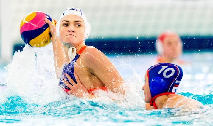 waterpolovrouwen na zege op australie tweede