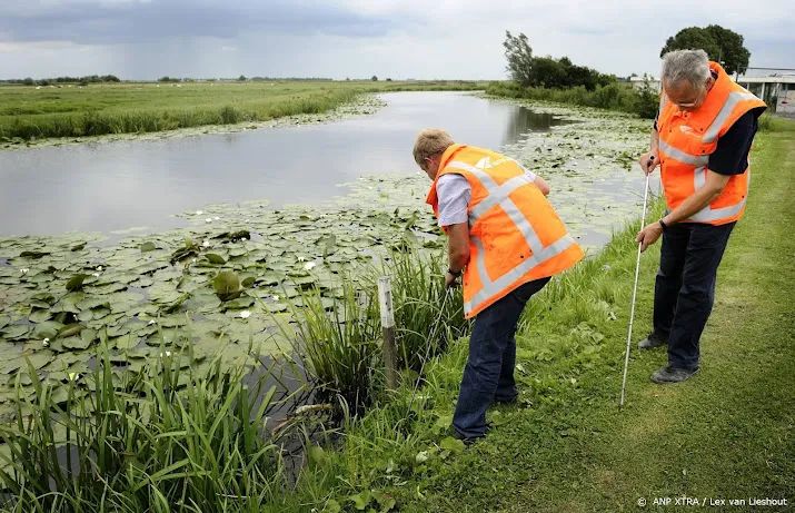 waterschap inspecteert veendijken op droogteschade