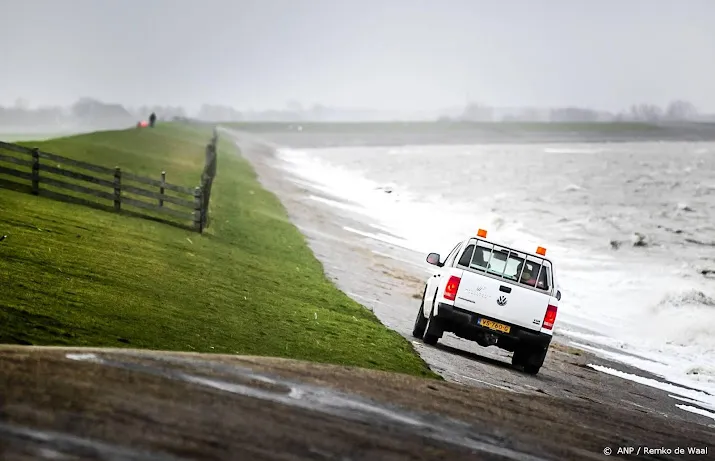 waterschappen inspecteren dijken en sluiten buitendijkse paden af