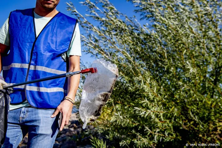 waterschappen roepen op om zwerfafval bij wateren op te ruimen