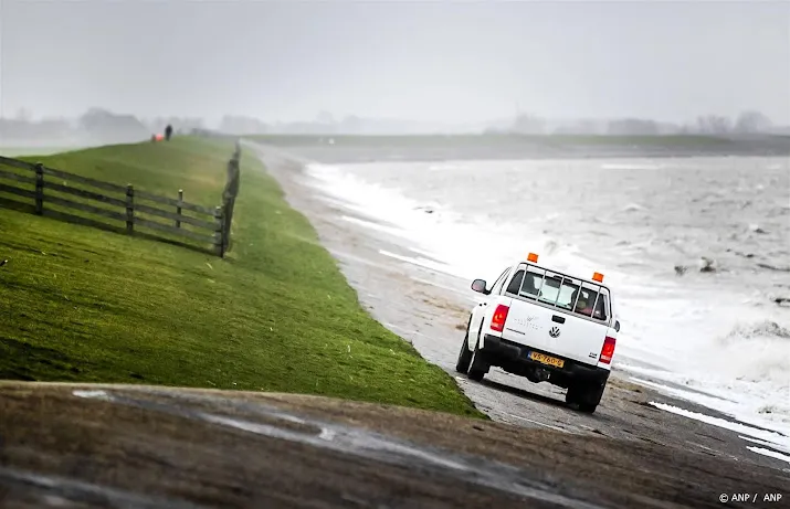 waterschappen stellen dijkbewaking in om storm