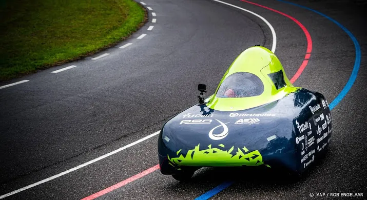 waterstofauto maakt korte pechstop bij recordpoging tu delft