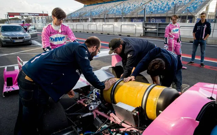 waterstofauto rijdt zijn eerste autorace uit