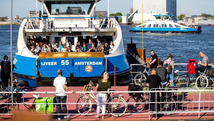 weer amsterdamse pont tegen de kade gevaren