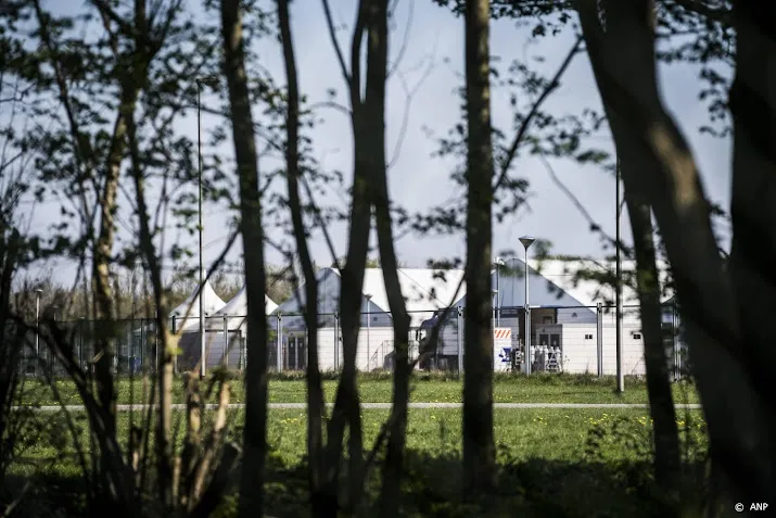 weer asielzoekers nacht op stoelen door drukte opvang ter apel